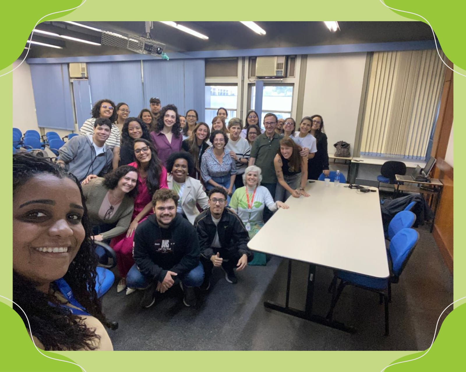 Registro coletivo de participantes do evento da Semana FAF, em momento de integração, troca e celebração do aprendizado