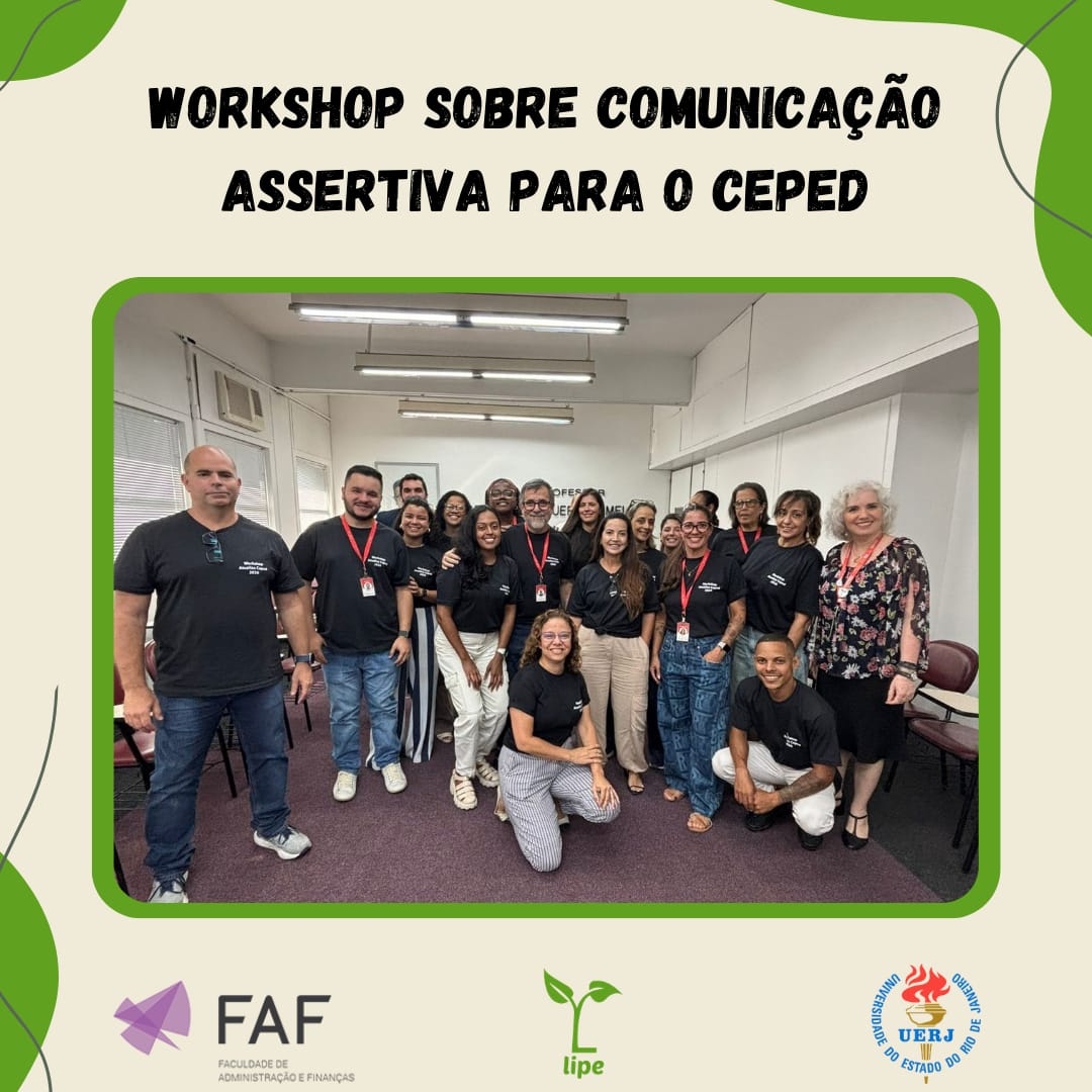 Grupo de participantes reunido ao final de workshop de comunicação assertiva no CEPED, em sala, posando para foto coletiva